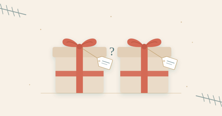 Doppelte Geschenke vermeiden: zwei gleich verpackte Päckchen mit Fragezeichen